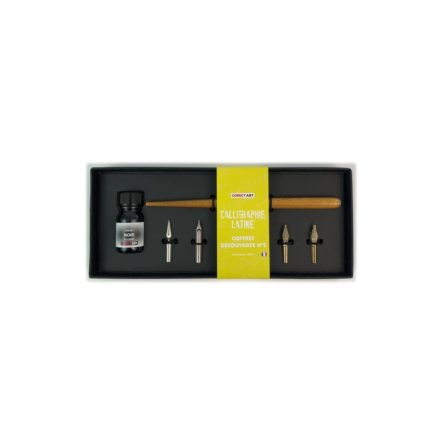 Coffret calligraphie latine – Coffret découverte avec 1 encre noire et 6 plumes dorées Coffret calligraphie latine – Coffret découverte avec 1 encre noire et 6 plumes dorées