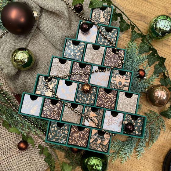 Calendrier de l’Avent « Sapin » en papier mâché – 24 tiroirs, 30×5×35 cm (Décopatch)