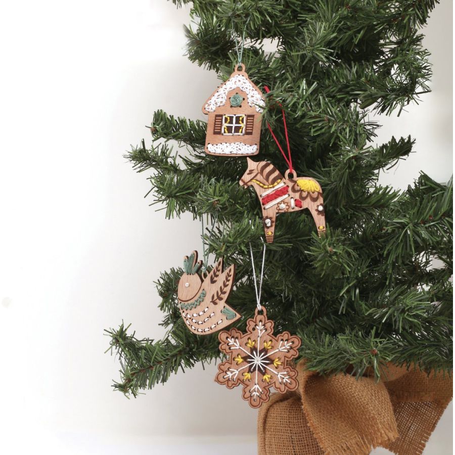 Kit 8 suspensions en bois à broder – Noël (avec fils)